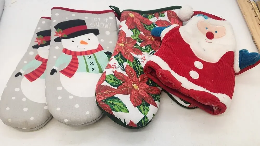 4 CHRISTMAS POT HOLDERS